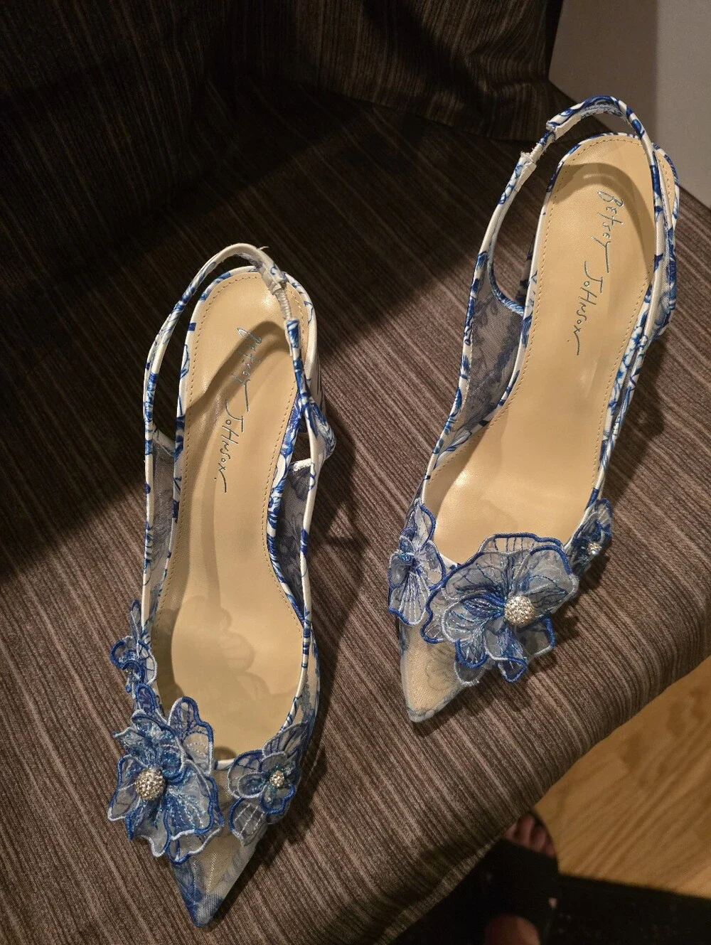 NWT Betsey Johnson Petra WHT/BLU FLORALEmbellished Slingback Heels, Size 9.5 - Picture 4 of 16